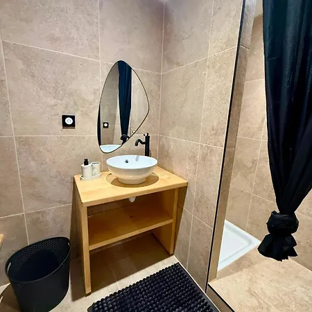 Apartamento De Charme Face à La Cité 400 M